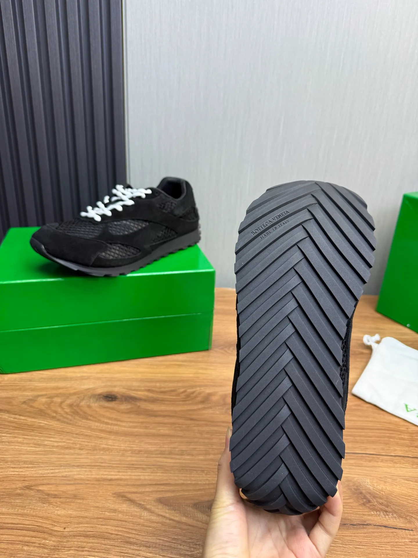 Men's men's shoes 💰660💰Pili BV top version 𝘽𝙊𝙏𝙏𝙀𝙂𝘼 𝙑𝙀𝙉𝙀𝙏𝘼 Orbit sneakers Wang Yibo same style couple style dad shoes 🩷💚 Runner sneakers, made of lightweight technical mesh fabric. Features a geometric patterned rubber outsole. Pay attention to the package craftsmanship ❕ High version shipping ❗️ Very nice, durable to play with and durable to make ✔️ Standard version 💯💯 The outsole is made of color-blocked TPU outsole. Women’s model 35-41 (40 41 customized) Men’s model 39-46 (45.46 customized) Equipped with original packaging